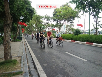 Nhiều người cố tình tụ tập ở khu vực hồ Tây để tập thể dục