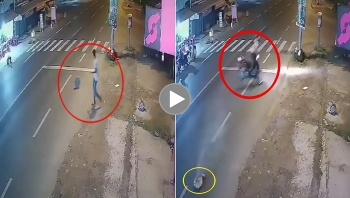 phan no thanh nien mang da ngang duong gay hoa cho nguoi tham gia giao thong