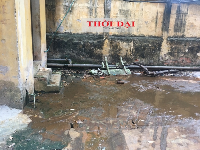 ĐH Kinh tế Quốc dân: Ký túc xá nước bẩn "nép mình" bên toà giảng đường hoành tráng dh kinh te quoc dan ky tuc xa nuoc ban nep minh ben toa giang duong hoanh trang