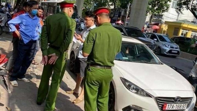 Khởi tố, bắt giam lái xe Mazda hất cảnh sát lên nắp ca pô tại Cầu Giấy kho i to ba t giam la i xe mazda ha t ca nh sa t le n na p capo ta i ca u gia y