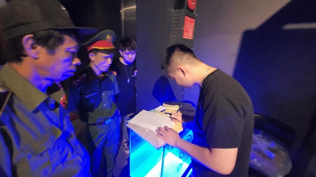 qua n bar pho ta y no i kho ng vo i bo ng cu o i va ma tuy