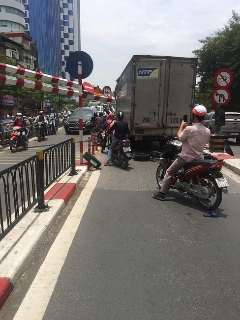 ha noi di nha m du o ng ta i xe xe ta i da m ga y barie ca u vu o t tha i ha