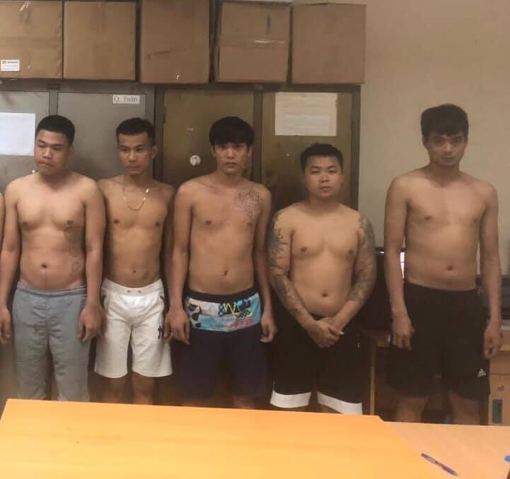 Khởi tố 9 thanh niên hỗn chiến vì tranh giành địa bàn dán quảng cáo