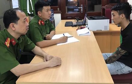 Ly kỳ vụ thanh niên trốn nã quấn chăn trong xe khách