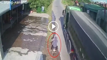 Vượt xe ben rồi trượt ngã, 2 người phụ nữ may mắn thoát nạn
