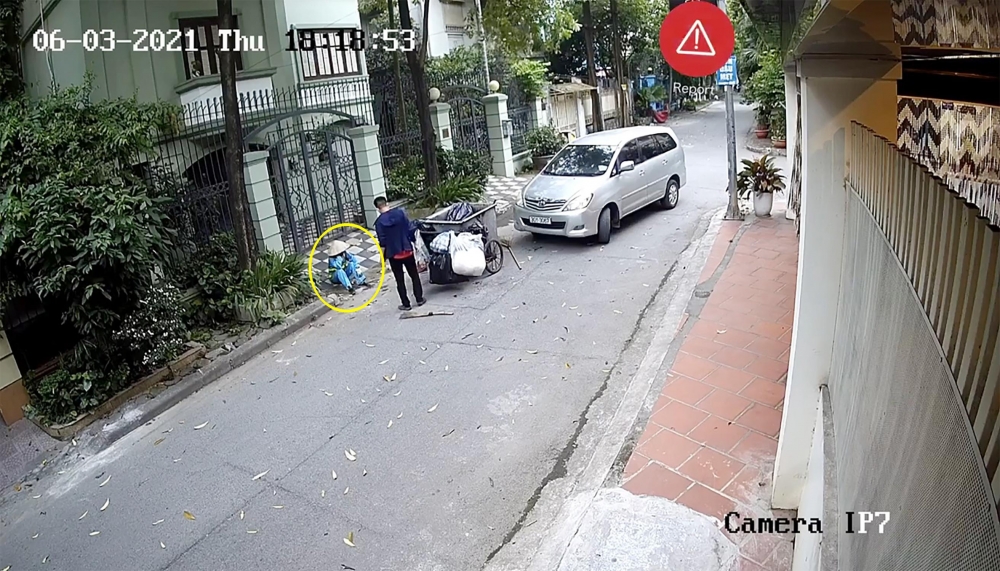 Thiếu quan sát, xe 7 chỗ đâm ngã nhào người phụ nữ đẩy xe môi trường