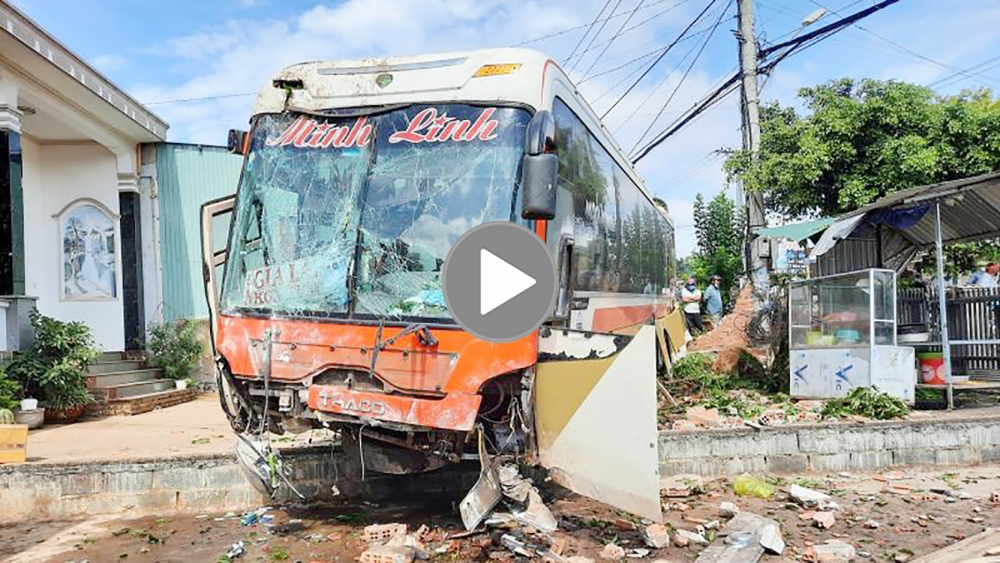 Va chạm liên hoàn 3 xe ô tô khiến 1 người chết và nhiều người bị thương