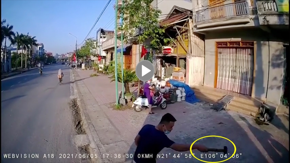 Tài xế ép “nữ Ninja” lên vỉa hè, cầm búa xuống nói chuyện phải trái trên đường