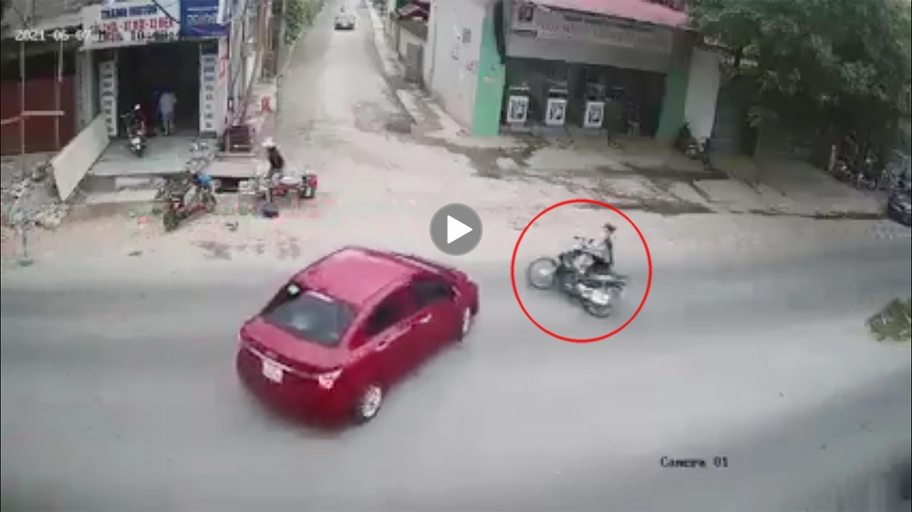 Ô tô rẽ vào ngõ va chạm với thanh niên đi xe máy