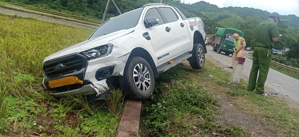 Phóng nhanh vượt ẩu, thanh niên ‘đầu trần’ tông trực diện xe bán tải