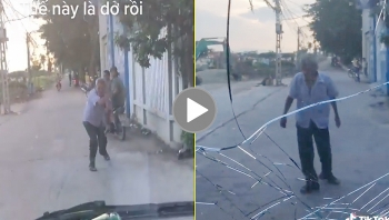 Tài xế “tá hoả” khi cụ ông cầm gạch ném liên tiếp vào xe ô tô