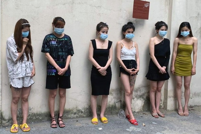 Hà Nội: 22 "chân dài" vô tư "bay lắc" trong quán karaoke mở chui