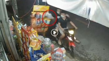 Chủ cửa hàng ngán ngẩm khi bị 2 thanh niên trộm cả dây bim bim
