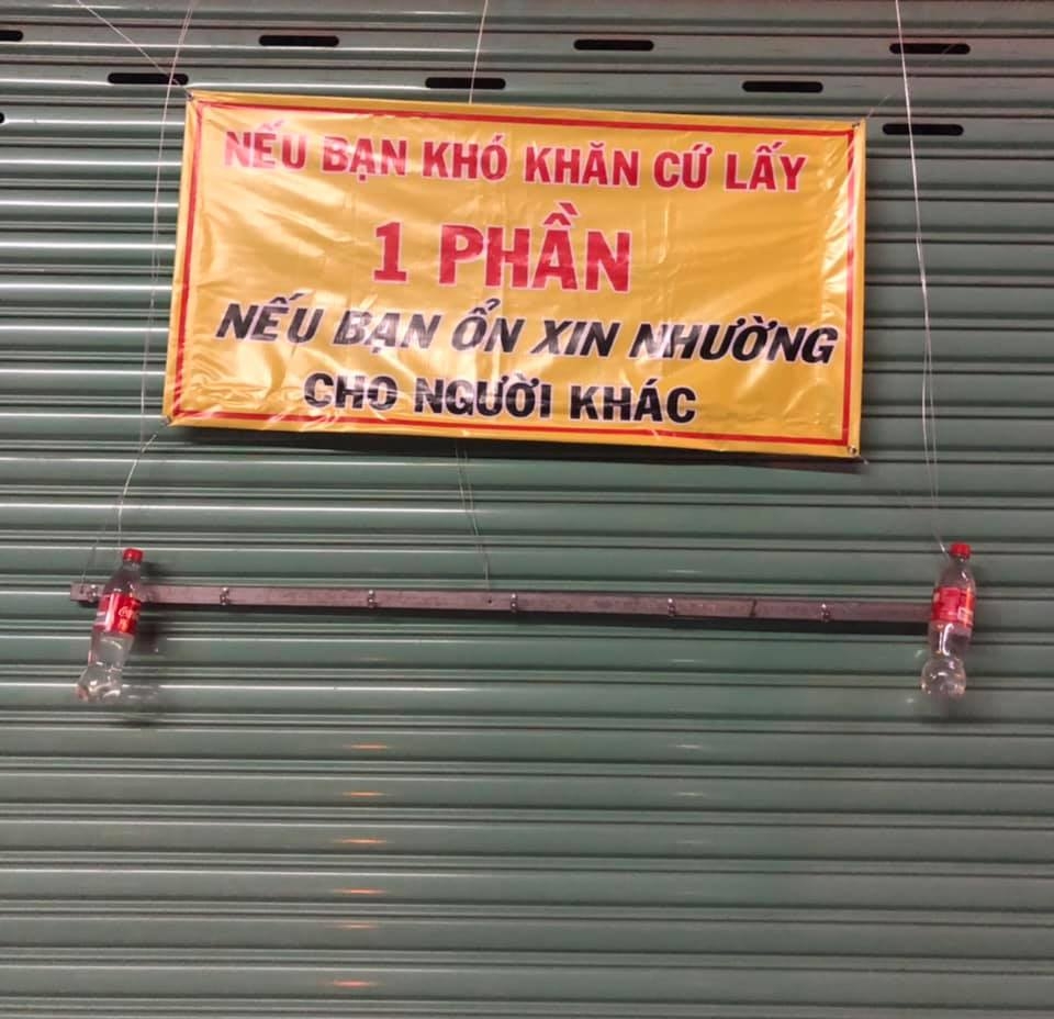 Thanh niên 'sức dài vai rộng' dọn sạch đồ từ thiện dành cho người khó khăn