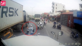 Năng lượng tích cực: Người phụ nữ cúi đầu cảm ơn tài xế container nhường đường