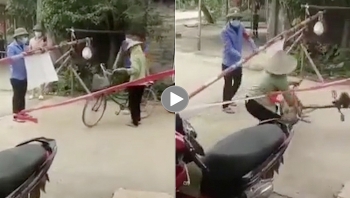 Người phụ nữ đi xe đạp cố 