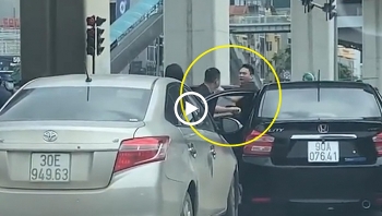 Hai tài xế giải quyết va chạm bằng 'nắm đấm' ngay trên phố