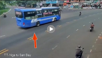 Khoảnh khắc xe khách vượt ẩu trên QL20 khiến nhiều người 