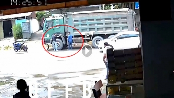 Thanh niên đi phân khối lớn 'xử' tài xế xe ben vì bị tạt nước
