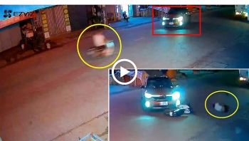 Thanh niên “đầu trần” phóng nhanh, đâm trực diện vào đầu ô tô đang chuyển hướng