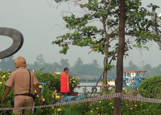 Nhảy xuống sông vì sợ lực lượng chức năng phạt không tuân thủ Chỉ thị 16