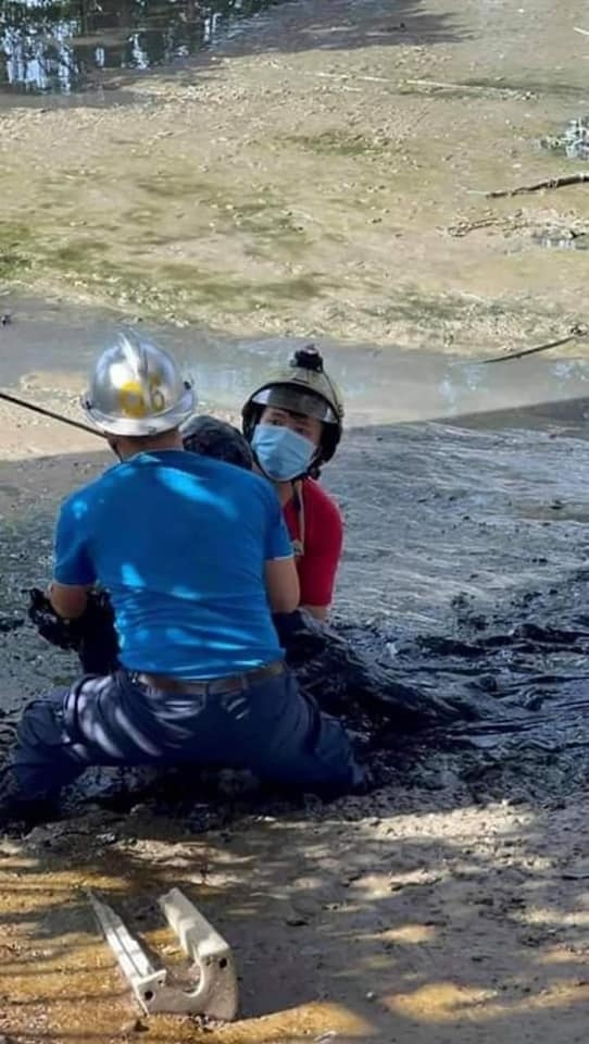 Say rượu, người đàn ông nằm dưới đống bùn khiến nhiều người kinh hãi