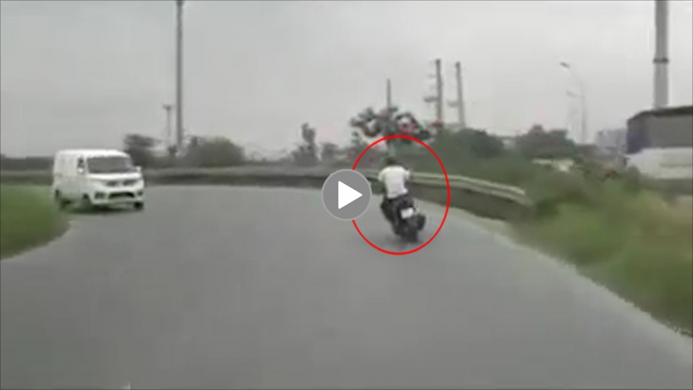 Ôm cua tốc độ cao, nam thanh niên lao xuống mương nước