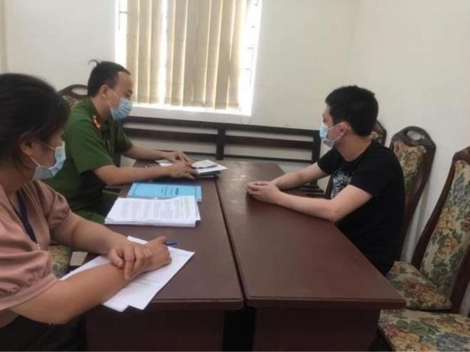Xử phạt 4 triệu đồng đối với nam thanh niên khạc nhổ, ném khẩu trang trong thang máy