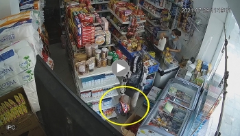 thanh nien vao tiem tap hoa nhanh tay trom 2 tui bo giat