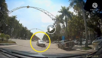Nghi vấn tài xế ô tô ngủ gật tông đuôi xe bán tải đang đỗ bên đường