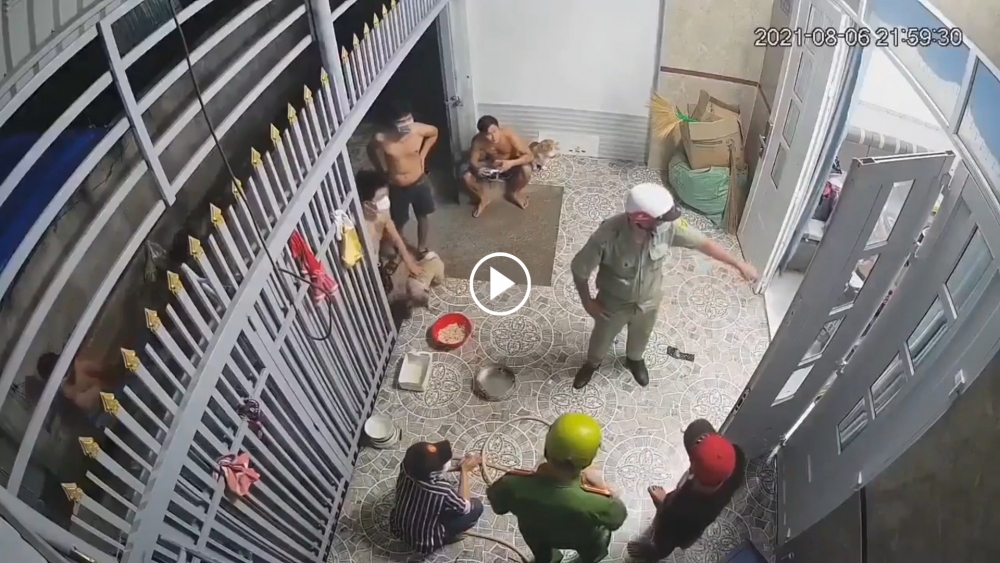 Hai thanh niên lao thẳng xe máy vào nhà dân để trốn công an