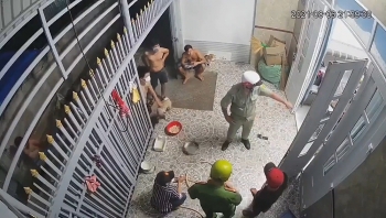 Hai thanh niên lao thẳng xe máy vào nhà dân để trốn công an