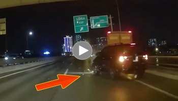 Tài xế Fortuner đâm thẳng vào đuôi xe tải đang dừng đỗ