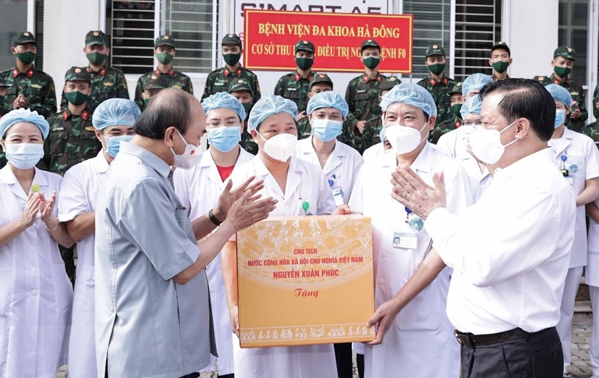 Chủ tịch nước động viên các cơ sở điều trị và phòng chống COVID-19