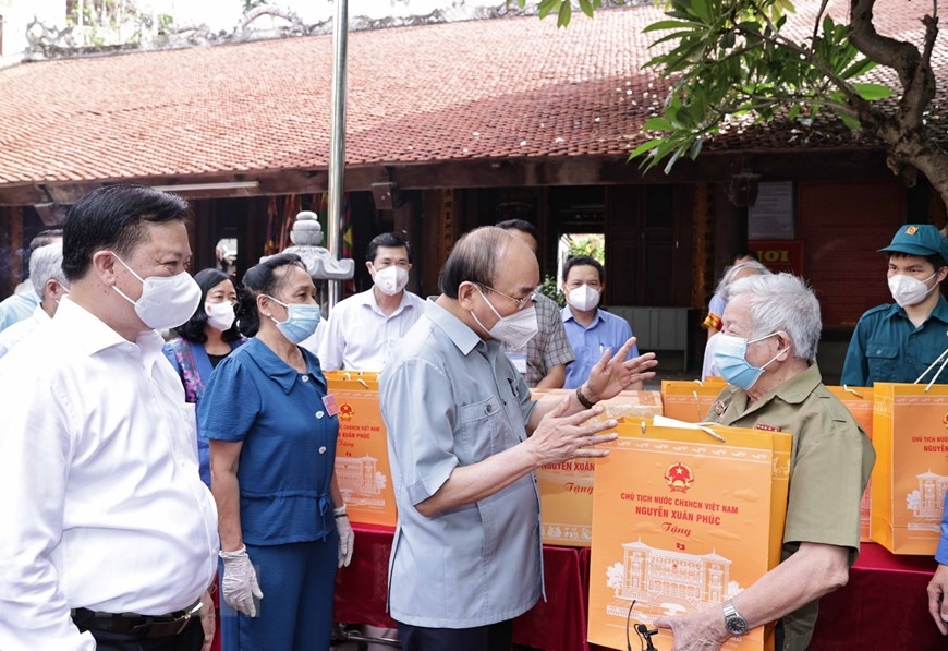 Chủ tịch nước động viên các cơ sở điều trị và phòng chống COVID-19