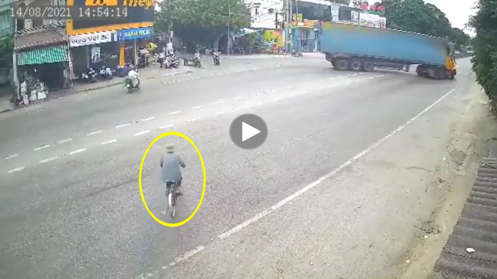 Khoảnh khắc xe container 