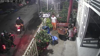 Cả 4 người "buôn chuyện' tháo chạy khi thấy lực lượng chức năng