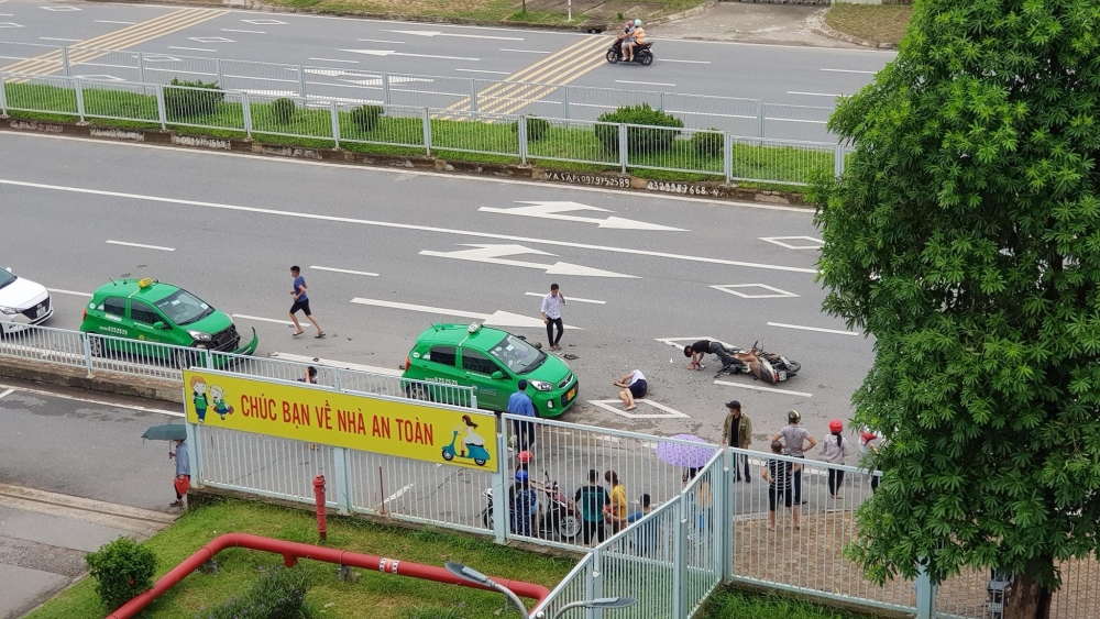 Thanh niên đi xe máy nghi say rượu đâm thẳng vào tài xế taxi đang dừng đỗ trên đường