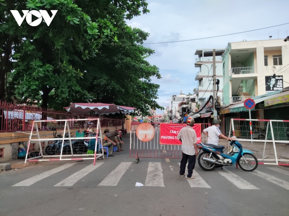 TP.HCM tăng cường quân đội để kiểm soát vùng đỏ, giúp dân đi chợ và tiếp cận y tế