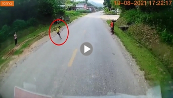 Tài xế ô tô hú hồn khi bé trai chạy 