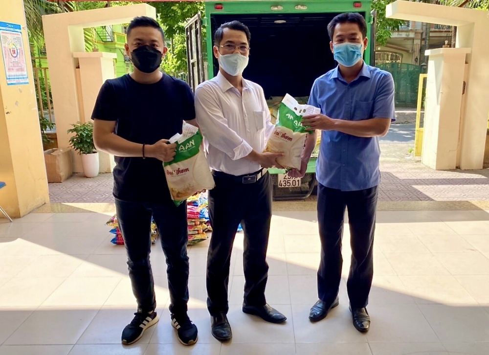 T&T Group và Ngân hàng SHB trao tặng 10 tấn gạo hỗ trợ quận Hoàng Mai, Hà Nội chống dịch