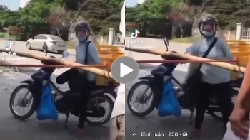 Bị nhắc đeo khẩu trang, người phụ nữ giật điện thoại cán bộ trực chốt
