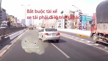 Xe 5 chỗ đánh lái khiến tài xế xe tải phải thay đổi lộ trình để “né” va chạm