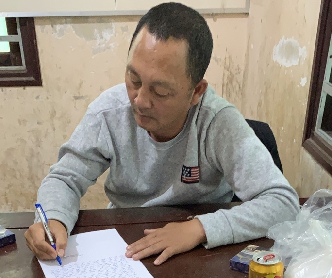 Giải quyết mâu thuẫn bằng cách lái ô tô tông 4 người đi bộ