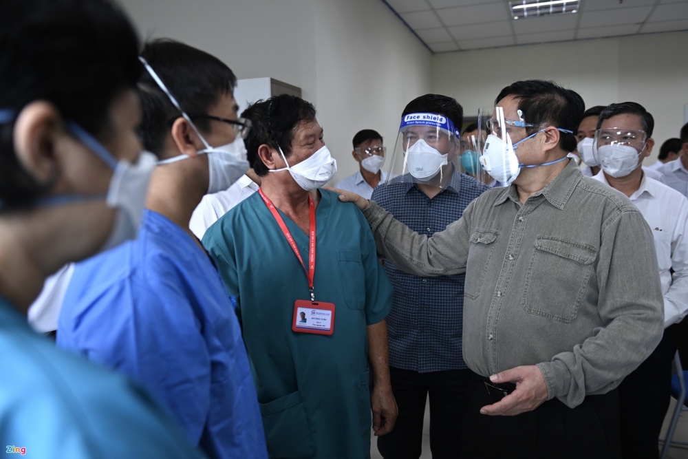 Thủ tướng kiểm tra bệnh viện dã chiến ở Bình Dương