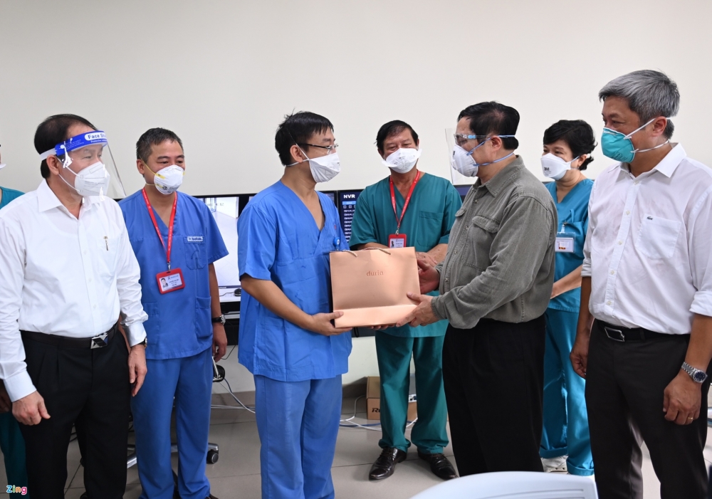 Thủ tướng kiểm tra bệnh viện dã chiến ở Bình Dương