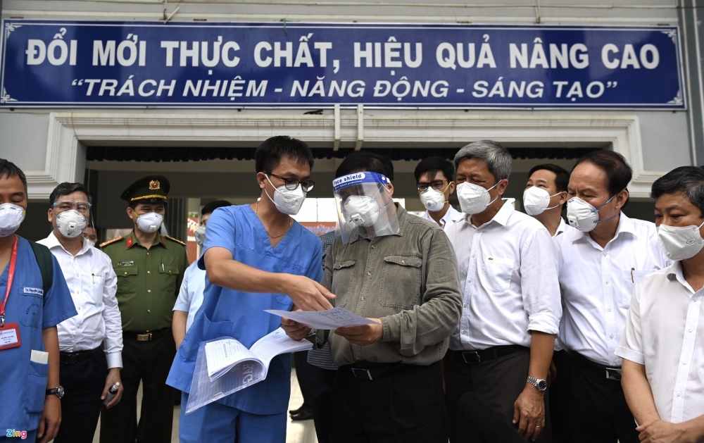 Thủ tướng kiểm tra bệnh viện dã chiến ở Bình Dương