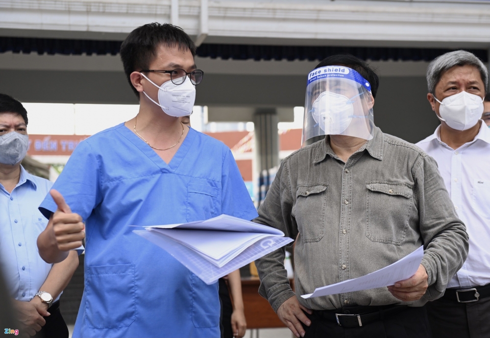 Thủ tướng kiểm tra bệnh viện dã chiến ở Bình Dương
