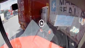 Vào cua thiếu quan sát, container 