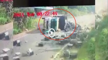 Xe tải ôm cua lật ngang trên quốc lộ, toàn bộ 6 tấn trái cây bung ra đường
